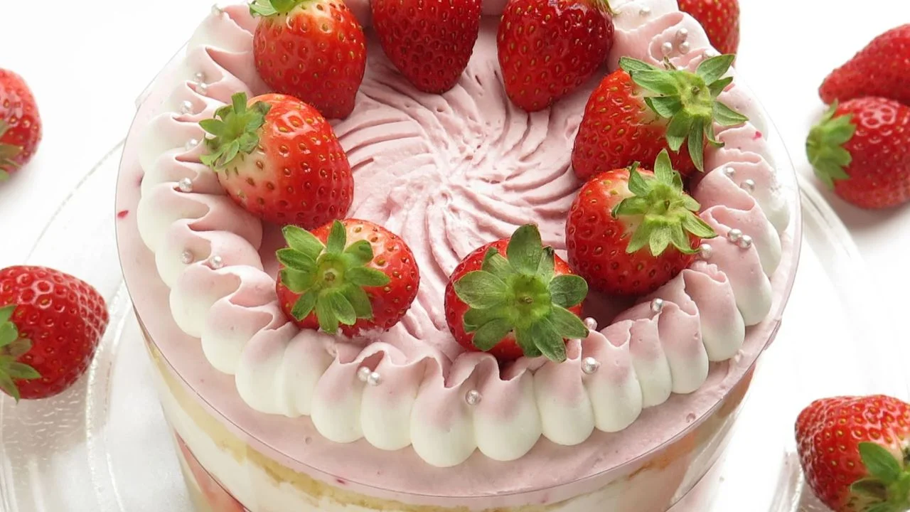 Strawberry Lemonade Cake: A Delicious and Tangy Twist 1 Strawberry Lemonade Cake